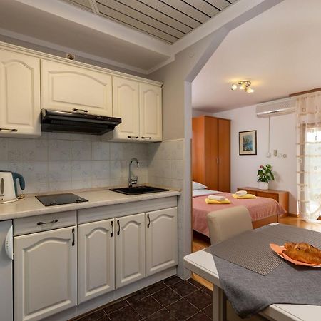 Apartments Kristina Ровин Екстериор снимка