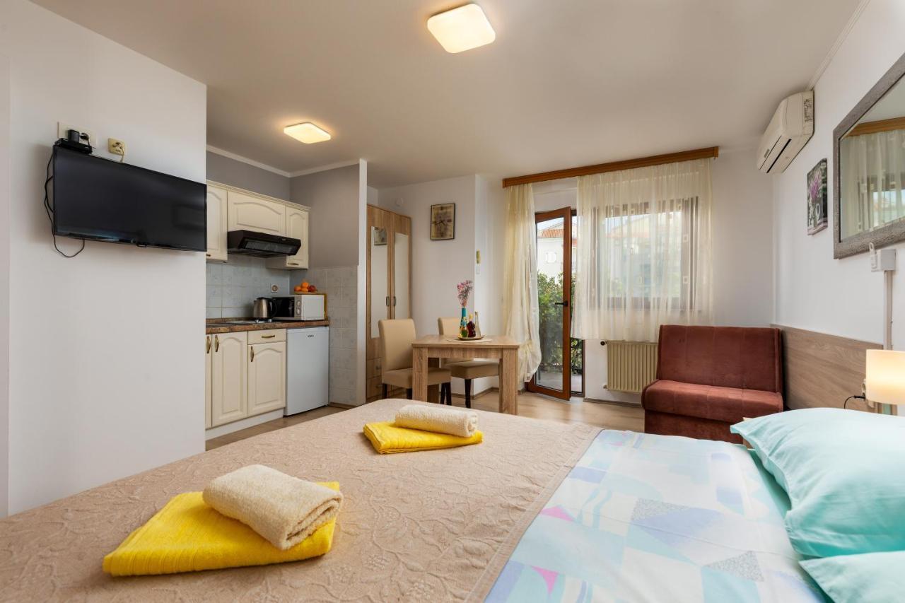 Apartments Kristina Ровин Екстериор снимка