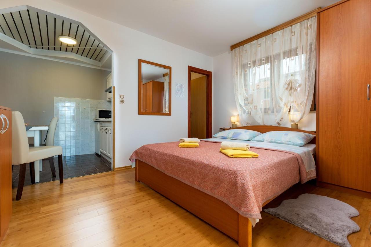 Apartments Kristina Ровин Екстериор снимка