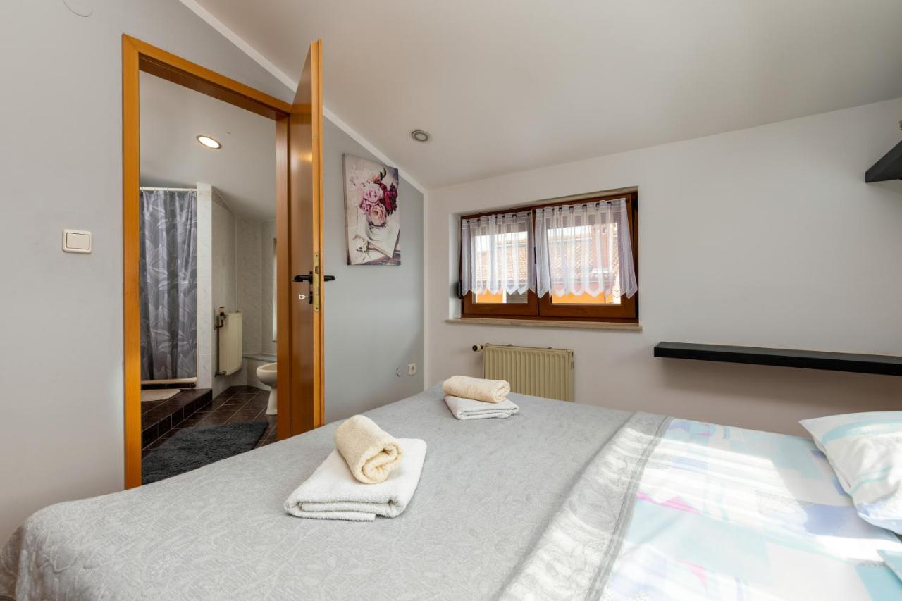 Apartments Kristina Ровин Екстериор снимка